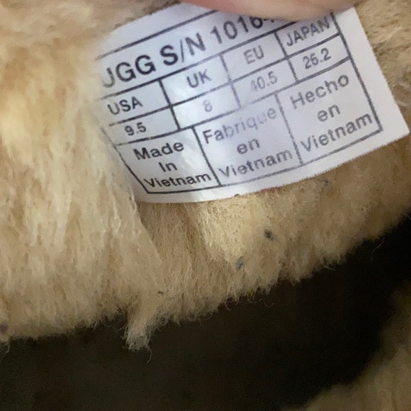 Ugg boots - Classic Cuff Short Boots - Sold - Picture 9 of 14